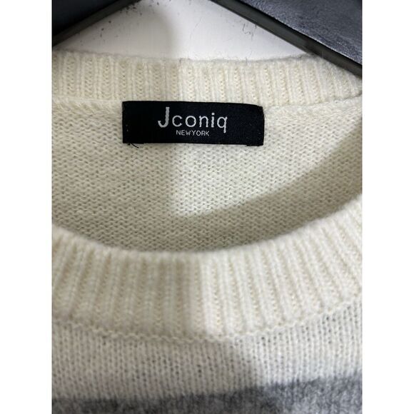 Elegant Grey & White Knit Sweater with Floral Lace Detail Long Sleeve Pullover - Picture 4 of 5